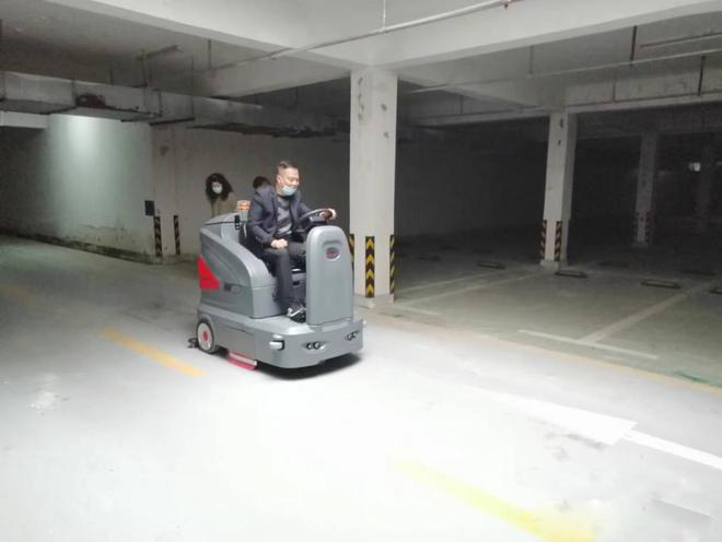 阿克苏小区物业保洁不用人力改用驾驶式洗地机了